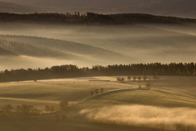 IMAGO Creative, Jahreszeit Herbst auf dem Land 12.11.2021, GER, Eisenach, Herbstshooting Touristische Highlights in Thüringen Landschaftsbilder im Herbst zeigt die Wartburg und den Hörselberg nahe Eisenach zum Sonnenaufgang mit Nebelstimmung Eisenach Wartburg Hörselberg Thueringen Germany *** 12 11 2021, GER, Eisenach, autumn shooting tourist highlights in Thuringia landscape pictures in autumn shows the Wartburg and the Hörselberg near Eisenach at sunrise with fog atmosphere Eisenach Wartburg Hörselberg Thueringen Germany