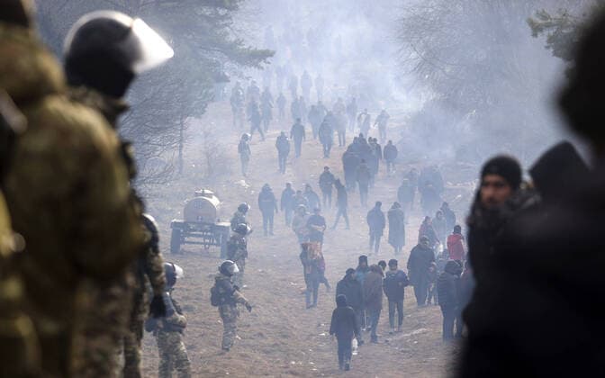 Bilder des Jahres 2021, News 11 November News Themen der Woche KW45 GRODNO REGION, BELARUS â€“ NOVEMBER 12, 2021: Law enforcement officers and migrants in a tent camp on the Belarusian-Polish border. Since the start of 2021, migrants have been heading to the border of Belarus with Poland, Lithuania and Latvia which escalated into a migrant crisis on 8 November 2021. Several thousand migrants have approached the Belarusian-Polish border and set up a tent camp there. Some of them have attempted to cross the border into Poland by breaking a barbed wire fence. Ramil Nasibulin BELTA TASS EDITORIAL USE ONLY; NO COMMERCIAL USE; NO ADVERTISING  TS117A85