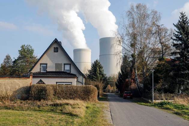 Braunkohlekraftwerk Schwarze Pumpe Schwarze Pumpe, 11.11.2021 - Braunkohlekraftwerk Schwarze Pumpe der LEAG Lausitz Energie Kraftwerke AG. Der Ausstieg aus der Kohleverstromung soll bis 2038 erfolgen. Schwarze Pumpe Brandenburg Deutschland *** Lignite-fired power plant Schwarze Pumpe Schwarze Pumpe, 11 11 2021 Lignite-fired power plant Schwarze Pumpe of LEAG Lausitz Energie Kraftwerke AG The phase-out of coal-fired power generation is to take place by 2038 Schwarze Pumpe Brandenburg Germany