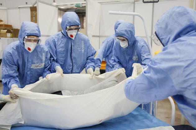 Coronavirus in Russland, EindrÃ¼cke aus provisorischer Covid-19-Einrichtung in Moskau MOSCOW REGION, RUSSIA - NOVEMBER 12, 2021: Medical workers move a patient in the red zone of a temporary COVID-19 facility at the Patriot Convention and Exhibition Center of the Russian Armed Forces in the town of Kubinka near Moscow. Moscow Region is listed third after Moscow and St Petersburg with the highest number of COVID-19 cases in Russia; over 1,000 people are hospitalized in the region daily. Gavriil Grigorov TASS  TS117A5A