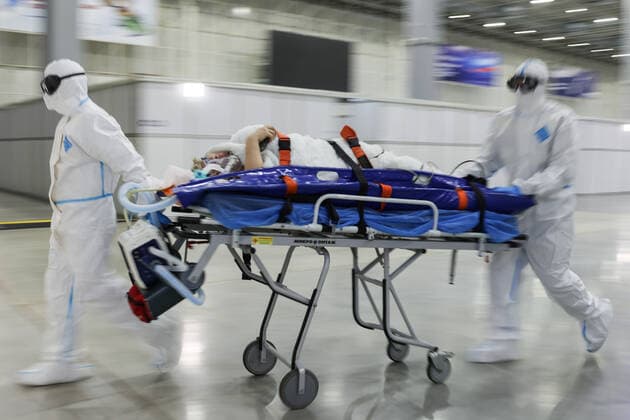 Coronavirus in Russland, EindrÃ¼cke aus provisorischer Covid-19-Einrichtung in Moskau MOSCOW REGION, RUSSIA - NOVEMBER 12, 2021: Medical workers move a patient in the red zone of a temporary COVID-19 facility at the Patriot Convention and Exhibition Center of the Russian Armed Forces in the town of Kubinka near Moscow. Moscow Region is listed third after Moscow and St Petersburg with the highest number of COVID-19 cases in Russia; over 1,000 people are hospitalized in the region daily. Gavriil Grigorov TASS  TS117A5C