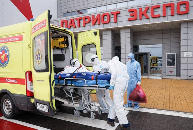 Coronavirus in Russland, EindrÃ¼cke aus provisorischer Covid-19-Einrichtung in Moskau MOSCOW REGION, RUSSIA - NOVEMBER 12, 2021: Medical workers move a patient from a temporary COVID-19 facility at the Patriot Convention and Exhibition Center of the Russian Armed Forces in the town of Kubinka near Moscow. Moscow Region is listed third after Moscow and St Petersburg with the highest number of COVID-19 cases in Russia; over 1,000 people are hospitalized in the region daily. Gavriil Grigorov TASS  TS117A5E