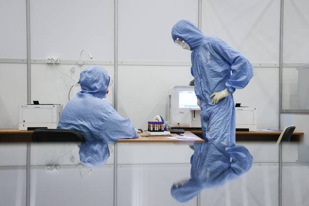 Coronavirus in Russland, EindrÃ¼cke aus provisorischer Covid-19-Einrichtung in Moskau MOSCOW REGION, RUSSIA - NOVEMBER 12, 2021: Medical workers are seen in the red zone of a temporary COVID-19 facility at the Patriot Convention and Exhibition Center of the Russian Armed Forces in the town of Kubinka near Moscow. Moscow Region is listed third after Moscow and St Petersburg with the highest number of COVID-19 cases in Russia; over 1,000 people are hospitalized in the region daily. Gavriil Grigorov TASS  TS117A60