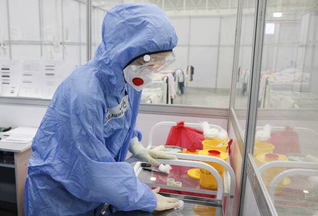 Coronavirus in Russland, EindrÃ¼cke aus provisorischer Covid-19-Einrichtung in Moskau MOSCOW REGION, RUSSIA - NOVEMBER 12, 2021: A medical worker is seen in the red zone of a temporary COVID-19 facility at the Patriot Convention and Exhibition Center of the Russian Armed Forces in the town of Kubinka near Moscow. Moscow Region is listed third after Moscow and St Petersburg with the highest number of COVID-19 cases in Russia; over 1,000 people are hospitalized in the region daily. Gavriil Grigorov TASS  TS117A61