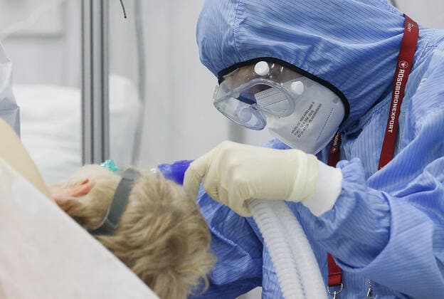 Coronavirus in Russland, EindrÃ¼cke aus provisorischer Covid-19-Einrichtung in Moskau MOSCOW REGION, RUSSIA - NOVEMBER 12, 2021: A medical worker attends a patient in the red zone of a temporary COVID-19 facility at the Patriot Convention and Exhibition Center of the Russian Armed Forces in the town of Kubinka near Moscow. Moscow Region is listed third after Moscow and St Petersburg with the highest number of COVID-19 cases in Russia; over 1,000 people are hospitalized in the region daily. Gavriil Grigorov TASS  TS117A64