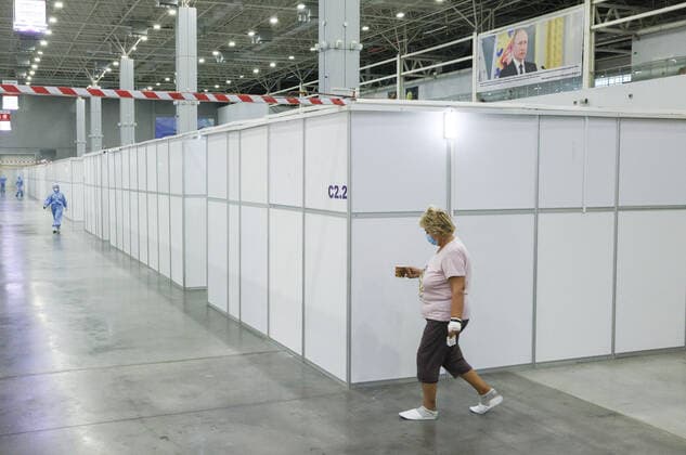 Coronavirus in Russland, EindrÃ¼cke aus provisorischer Covid-19-Einrichtung in Moskau MOSCOW REGION, RUSSIA - NOVEMBER 12, 2021: Medical workers and a patient are seen in the red zone of a temporary COVID-19 facility at the Patriot Convention and Exhibition Center of the Russian Armed Forces in the town of Kubinka near Moscow. Moscow Region is listed third after Moscow and St Petersburg with the highest number of COVID-19 cases in Russia; over 1,000 people are hospitalized in the region daily. Gavriil Grigorov TASS  TS117A68