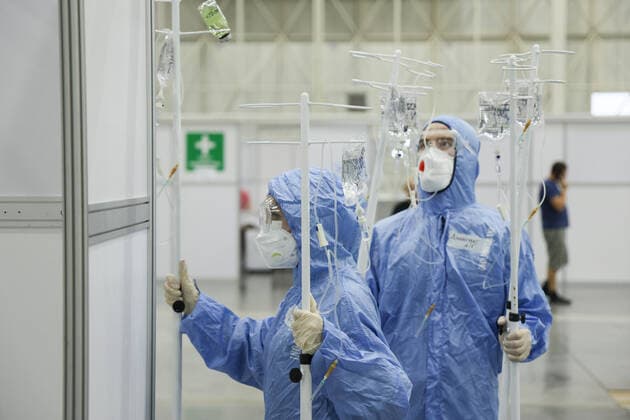 Coronavirus in Russland, EindrÃ¼cke aus provisorischer Covid-19-Einrichtung in Moskau MOSCOW REGION, RUSSIA - NOVEMBER 12, 2021: Medical workers are seen in the red zone of a temporary COVID-19 facility at the Patriot Convention and Exhibition Center of the Russian Armed Forces in the town of Kubinka near Moscow. Moscow Region is listed third after Moscow and St Petersburg with the highest number of COVID-19 cases in Russia; over 1,000 people are hospitalized in the region daily. Gavriil Grigorov TASS  TS117A69