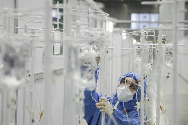 Coronavirus in Russland, EindrÃ¼cke aus provisorischer Covid-19-Einrichtung in Moskau MOSCOW REGION, RUSSIA - NOVEMBER 12, 2021: A medical worker is seen in the red zone of a temporary COVID-19 facility at the Patriot Convention and Exhibition Center of the Russian Armed Forces in the town of Kubinka near Moscow. Moscow Region is listed third after Moscow and St Petersburg with the highest number of COVID-19 cases in Russia; over 1,000 people are hospitalized in the region daily. Gavriil Grigorov TASS  TS117A6A