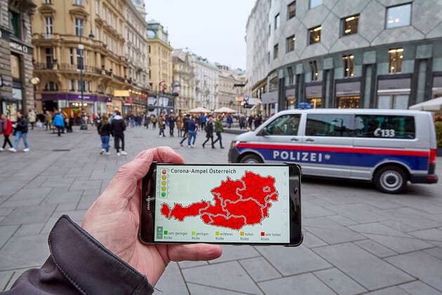 - Wien 12.11.2021 - Coronavirus Krise - Kurz vor Beginn der Wintersaison stuft Deutschland Österreich seit heute wieder als Hochrisikogebiet ein. Das teilte Deutschlands Gesundheitsminister Jens Spahn (CDU) heute mit. Personen, die weder geimpft noch genesen sind, müssen nach einem Aufenthalt in Österreich nach der Einreise in Deutschland in zehntägige Quarantäne. Die stark steigenden Infektionszahlen in Österreich sind mit ein Grund für die Reisewarnung. Der Bundeskanzler wird am Sonntag einen bundesweiten Lockdown für Ungeimpfte verkünden. PHOTO: Die Corona-Ampel steht auf Rot für ganz Österreich, regionale Lockdowns stehen bevor. In der Wiener Innenstadt herrscht trotzdem reges Treiben wie hier auf dem Stock im Eisen Platz Am Graben 