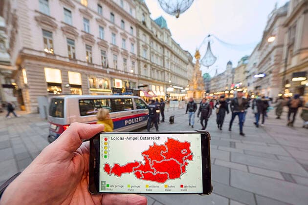 - Wien 12.11.2021 - Coronavirus Krise - Kurz vor Beginn der Wintersaison stuft Deutschland Österreich seit heute wieder als Hochrisikogebiet ein. Das teilte Deutschlands Gesundheitsminister Jens Spahn (CDU) heute mit. Personen, die weder geimpft noch genesen sind, müssen nach einem Aufenthalt in Österreich nach der Einreise in Deutschland in zehntägige Quarantäne. Die stark steigenden Infektionszahlen in Österreich sind mit ein Grund für die Reisewarnung. PHOTO: Die Corona-Ampel steht auf Rot für ganz Österreich, ein Lockdown für Ungeimpfte steht bevor. In der Wiener Innenstadt herrscht trotzdem reges Treiben das die Polizei kontrollierte. Vienna, Austria - Coronavirus Crisis - Shortly before the start of the winter season, Germany 
