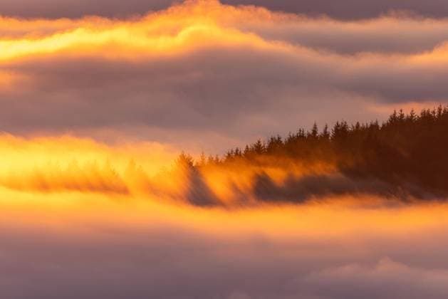 IMAGO Creative: Herbst, Lichtimpressionen Hochnebel im Taunus Blick vom Gipfel des Altkönigs im Taunus auf eine Hochnebeldecke kurz vor Sonnenuntergang., Kronberg Hessen Deutschland *** High fog in the Taunus Mountains View from the summit of the Altkönig in the Taunus Mountains to a high fog cover shortly before sunset , Kronberg Hessen Germany