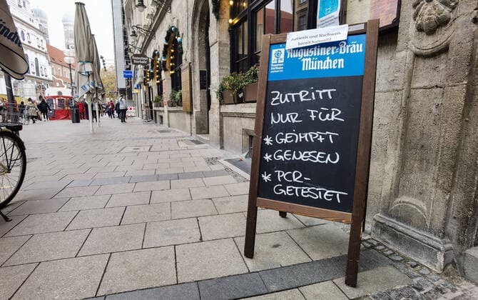 November 12, 2021, Munich, Bavaria, Germany: On the heels of what critics state is a non-response and at best, painfully slow responses to the fourth Corona wave, regions are instutung patchwork anti-Corona plans, including the 2G and 3G rules which were described by Jens Spahn as 0G as enforcement is effectively zero when left to businesses. Due to this, police have been directed to visit restaurants and other businesses for violations. Munich Germany - ZUMAb160 20211112_zbp_b160_003 Copyright: xSachellexBabbarx