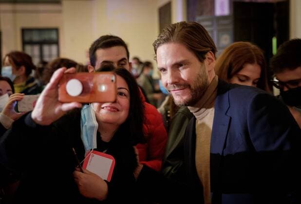 Entertainment Themen der Woche KW45 Filmfestival in Sevilla, Daniel Brühl erhält Ciudad de Sevilla Preis Spanish-German actor Daniel Bruhl (R) receives the Ciudad de Sevilla Award during the 18th edition of the Seville European Film Festival at Teatro Lope de Vega theater in Seville, Andalusia, Spain, 12 November 2021. Daniel Bruhl receives the Ciudad de Sevilla Award during the 18th edition of the Seville European Film Festival !ACHTUNG: NUR REDAKTIONELLE NUTZUNG!  Copyright: xJulioxMunozx GRAF1723 20211112-2decba5ce1b0fb079d9ae57126f0f0600d1eb9be