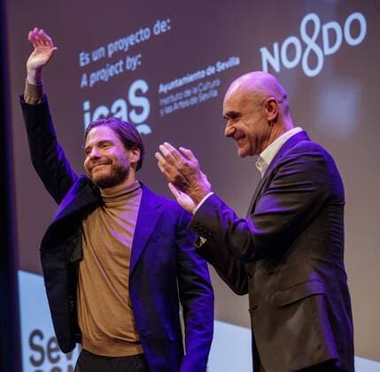Filmfestival in Sevilla, Daniel Brühl erhält Ciudad de Sevilla Preis Spanish-German actor Daniel Bruhl (L) receives the Ciudad de Sevilla Award during the 18th edition of the Seville European Film Festival at Teatro Lope de Vega theater in Seville, Andalusia, Spain, 12 November 2021. Daniel Bruhl receives the Ciudad de Sevilla Award during the 18th edition of the Seville European Film Festival !ACHTUNG: NUR REDAKTIONELLE NUTZUNG!  Copyright: xJulioxMunozx GRAF1721 20211112-9a4225e7f08c2e5bcff7dc1505ff2f2043ac9d9e