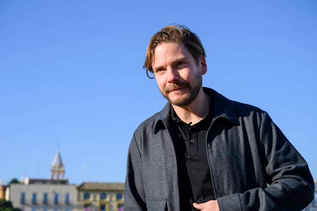 Entertainment Bilder des Tages Spain: Final stretch of the 18th Seville Film Festival Daniel Brühl gives an interview during a photocall in the Seville Film Festival a side the Gualdalquivir river in November 12th, 2021. Seville Seville Spain Copyright: ÁngelxGarcía