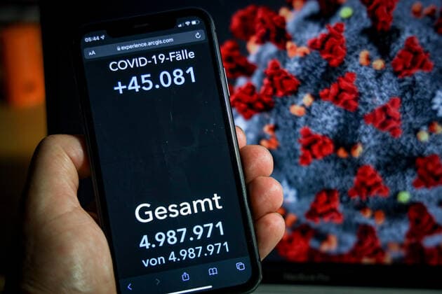 Coronavirus in Germany Covid 19 Dashboard of the Robert Koch Institute 13 11 2021 Robert Koch Institute 7 days Incidence 277.4 7 days Number of cases 230 637 COVID 19 Cases 4 987 971 Addition of 45 081 compared to previous day COVID 19 Deaths 97 617 Addition of 228 compared to previous day