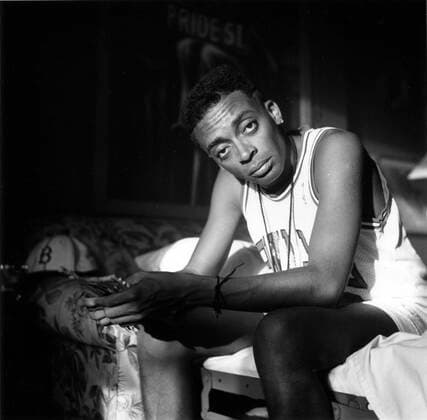 DO THE RIGHT THING US 1989 DO THE RIGHT THING US 1989 SPIKE LEE Date: 1989. Strictly editorial use only in conjunction with the promotion of the film. Credit line mandatory. This image is copyright of the film company and is supplied under the terms of issue as film still. No commercial or book cover use permitted without prior consent from the film company.  Mandatory credit line: Courtesy UNIVERSAL PICTURES Ronald Grant Mary Evans