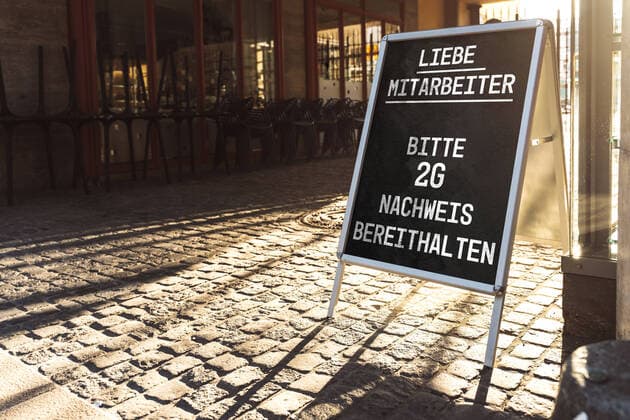 13 November 2021: Dear employees please pay attention to 2G rule, 2G rule Tested, Vaccinated or recovered Covid 19 coronavirus sign in front of a workplace, workers must show a Covid proof *** Sehr geehrte Mitarbeiter, bitte beachten Sie die 2G Regel, 2G-Regel Getestet, geimpft oder genesen Covid 19 Coronavirus Zeichen vor einem Arbeitsplatz, müssen die Arbeitnehmer einen Covid Nachweis zeigen xFOTOMONTAGEx