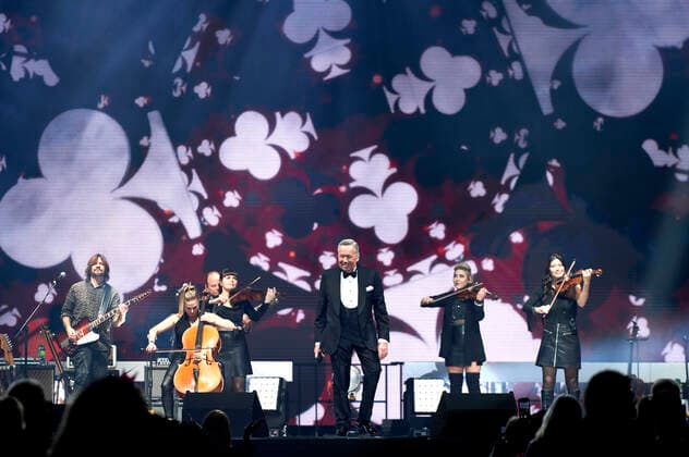 Roland Kaiser live at a concert of his Alles oder Dich Tour at the ZAG Arena Hannover, 12 11 2021 Foto:xU.xStammx xFuturexImage