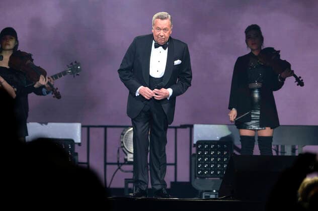Roland Kaiser live at a concert of his Alles oder Dich Tour at the ZAG Arena Hannover, 12 11 2021 Foto:xU.xStammx xFuturexImage