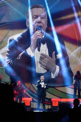 Roland Kaiser live at a concert of his Alles oder Dich Tour at the ZAG Arena Hannover, 12 11 2021 Foto:xU.xStammx xFuturexImage