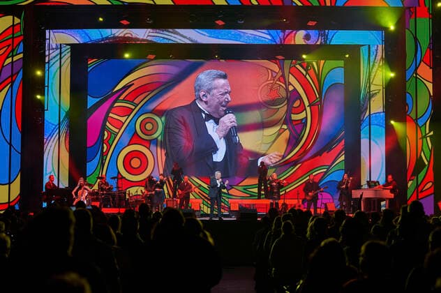 Roland Kaiser live at a concert of his Alles oder Dich Tour at the ZAG Arena Hannover, 12 11 2021 Foto:xU.xStammx xFuturexImage