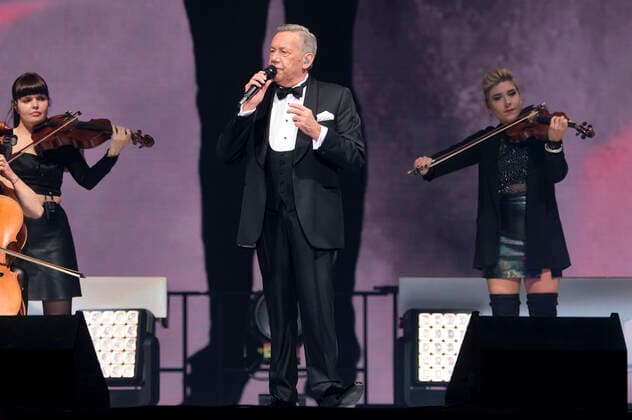 Roland Kaiser live at a concert of his Alles oder Dich Tour at the ZAG Arena Hannover, 12 11 2021 Foto:xU.xStammx xFuturexImage