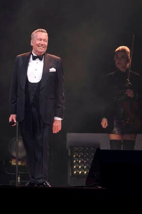 Roland Kaiser live at a concert of his Alles oder Dich Tour at the ZAG Arena Hannover, 12 11 2021 Foto:xU.xStammx xFuturexImage