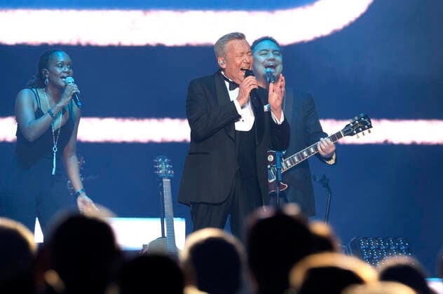 Roland Kaiser live at a concert of his Alles oder Dich Tour at the ZAG Arena Hannover, 12 11 2021 Foto:xU.xStammx xFuturexImage