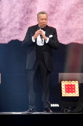 Roland Kaiser live at a concert of his Alles oder Dich Tour at the ZAG Arena Hannover, 12 11 2021 Foto:xU.xStammx xFuturexImage