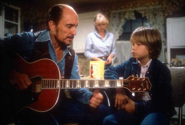 OSCARS. Bester Hauptdarsteller. Preisträger 1981-1990 TENDER MERCIES US 1983 TENDER MERCIES US 1983 ROBERT DUVALL, TESS HARPER, ALLAN HUBBARD Date: 1983. Strictly editorial use only in conjunction with the promotion of the film. Credit line mandatory. This image is copyright of the film company and is supplied under the terms of issue as film still. No commercial or book cover use permitted without prior consent from the film company.  Mandatory credit line: Courtesy Ronald Grant Mary Evans
