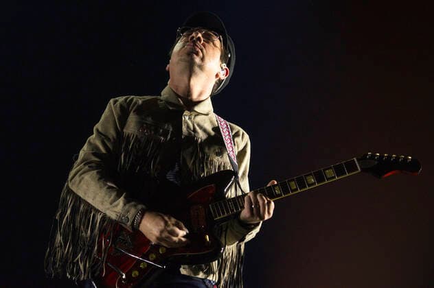 Adrian Quesada on the Black Pumas live at Verti Music Hall Berlin, 12 11 2021 Foto:xC.xBehringx xFuturexImage