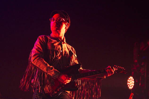 Adrian Quesada on the Black Pumas live at Verti Music Hall Berlin, 12 11 2021 Foto:xC.xBehringx xFuturexImage