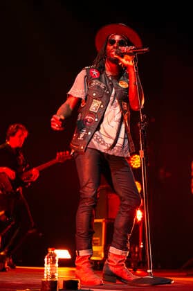 Eric Burton of the Black Pumas live at Verti Music Hall Berlin, 12 11 2021 Foto:xC.xBehringx xFuturexImage