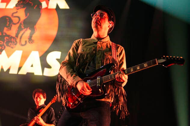 Adrian Quesada on the Black Pumas live at Verti Music Hall Berlin, 12 11 2021 Foto:xC.xBehringx xFuturexImage
