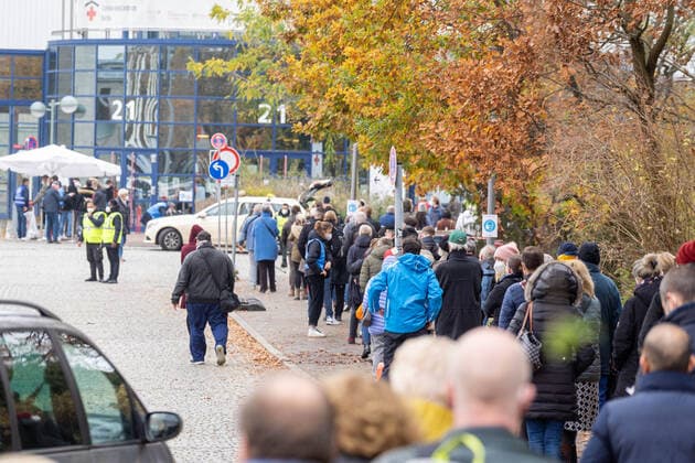 12 11 2021,Berlin,Germany,GER,Corona Impfzentrum Messe Berlin Halle 21 Numerous people stand in a queue, coveting admission.