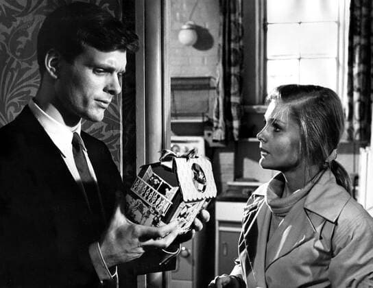 BUNNY LAKE IS MISSING BR 1965 BUNNY LAKE IS MISSING BR 1965 KEIR DULLEA, CAROL LYNLEY Date: 1965. Strictly editorial use only in conjunction with the promotion of the film. Credit line mandatory. This image is copyright of the film company and is supplied under the terms of issue as film still. No commercial or book cover use permitted without prior consent from the film company.  Mandatory credit line: Courtesy WHEEL PRODUCTIONS Ronald Grant Mary Evans