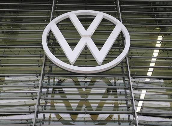 VW Logo in der Autostadt Wolfsburg *** VW Logo in the Autostadt Wolfsburg