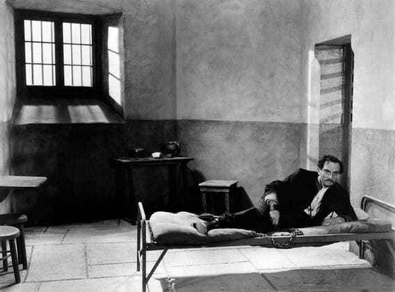 OSCARS. Bester Nebendarsteller. Preisträger 1937-1940 THE LIFE OF EMILE ZOLA US 1937 THE LIFE OF EMILE ZOLA US 1937 JOSEPH SCHILDKRAUT as Captain Alfred Dreyfus Date: 1937. Strictly editorial use only in conjunction with the promotion of the film. Credit line mandatory. This image is copyright of the film company and is supplied under the terms of issue as film still. No commercial or book cover use permitted without prior consent from the film company.  Mandatory credit line: Courtesy WARNER BROS Ronald Grant Mary Evans