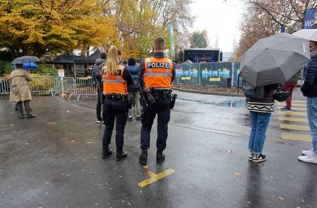 Photo Manuel Geisser 13 10 2021 National Vaccination Week Switzerland Free concerts with Swiss artists Lucerne Half empty crowds at the Back on Tour concerts Picture Queuing for a free ticket Police on the alert