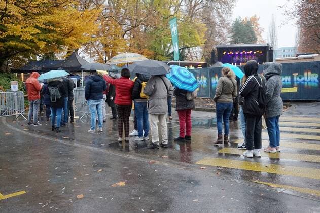 Photo Manuel Geisser 13 10 2021 National Vaccination Week Switzerland Free concerts with Swiss artists Lucerne Half empty crowds at the Back on Tour concerts Picture Queuing for a free ticket