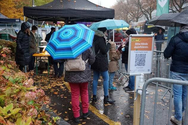 Photo Manuel Geisser 13 10 2021 National Vaccination Week Switzerland Free concerts with Swiss artists Lucerne Half empty crowds at the Back on Tour concerts Picture Queuing for a free ticket