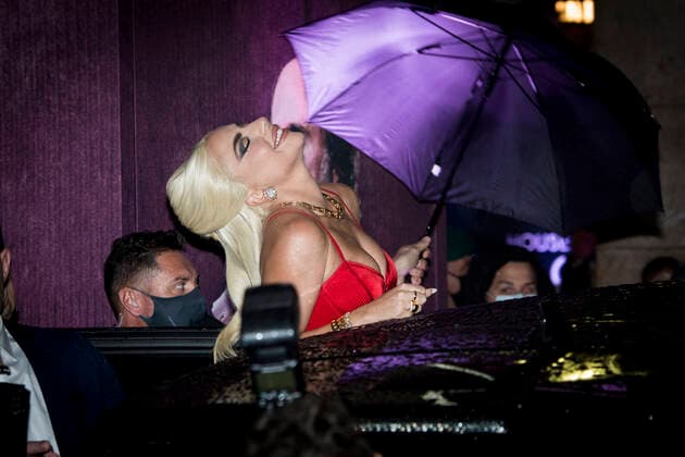 Entertainment Bilder des Tages Italy: Lady Gaga greets fans at the House of Gucci premiere Lady Gaga greets fans at the House of Gucci premiere in Milan. Milan Milan Italy Copyright: PamelaxRovaris