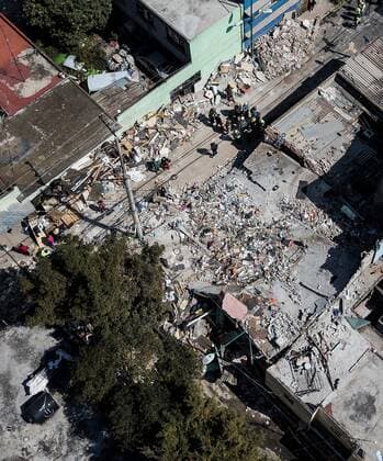 Mexiko, Gebäudeeinsturz nach Gasexplosion in Mexiko-Stadt Aerial picture taken with a drone shows rescuers in the blast area in Mexico City, Mexico, 13 November 2021. A strong explosion caused by the accumulation of gas caused the collapse of a house in Mexico City and left one dead and 12 injured, capital authorities reported this Saturday. Explosion collapses home, causes one death and 12 injuries in Mexico City !ACHTUNG: NUR REDAKTIONELLE NUTZUNG!  Copyright: xMadlaxHartzx MEX6970 20211113-28b3622d1e9444e6ea9dd134e56961f858647638