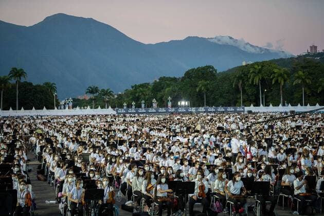 Bilder des Jahres 2021, News 11 November News Themen der Woche KW45 News Bilder des Tages Thousands of musicians participate in the concert Venezuela, the largest orchestra in the world , in the honor yard of the Military Academy of Caracas, Venezuela, 13 November 2021. The System of Children and Youth Orchestras of Venezuela performed this Saturday a great concert with more than 12,000 musicians in an attempt to seek the Guinness Record with the largest orchestra in the world performing the Slavic March by Russian composer Pyotr Ilyich Tchaikovsky. Venezuela performs great concert with 12,000 musicians seeking Guinness Record !ACHTUNG: NUR REDAKTIONELLE NUTZUNG!  Copyright: xRAYNERxPENAxR.x AME7065 20211114-afb6703e25a987dbbef6c1fe786a43ea8a868bd6
