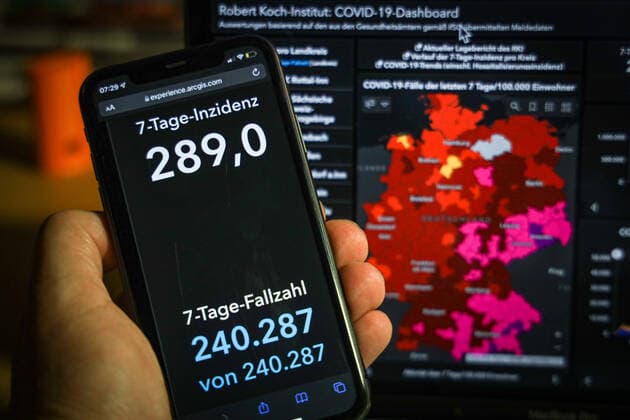 Coronavirus in Germany Covid 19 Dashboard of the Robert Koch Institute 14 11 2021 Robert Koch Institute 7 days Incidence 289.0 7 days Number of cases 240 287 COVID 19 Cases 5 021 469 Addition of 33 498 compared to the previous day COVID 19 Deaths 97 672 Addition of 55 compared to the previous day