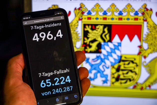 Coronavirus in Germany Covid 19 Dashboard of the Robert Koch Institute DEU, Germany, Bavaria 14 11 2021 The 7-day incidence for the state Cases last 7 days 100 000 PE is displayed on an iPhone, with the state coat of arms in the background.