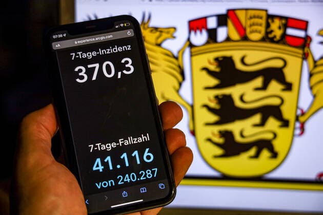 Coronavirus in Germany Covid 19 Dashboard of the Robert Koch Institute DEU, Germany, Baden Württemberg 14 11 2021 The 7-day incidence for the state Cases last 7 days 100 000 p.e. is displayed on an iPhone, with the state coat of arms in the background