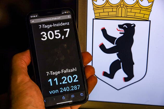 Coronavirus in Germany Covid 19 Dashboard of the Robert Koch Institute DEU, Germany, Berlin 14 11 2021 The 7-day incidence for the state Cases last 7 days 100 000 p.e. is displayed on an iPhone, with the states coat of arms in the background