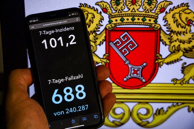 Coronavirus in Germany Covid 19 Dashboard of the Robert Koch Institute DEU, Germany, Bremen 14 11 2021 The 7-day incidence for the state Cases last 7 days 100 000 p.e. is displayed on an iPhone, with the states coat of arms in the background